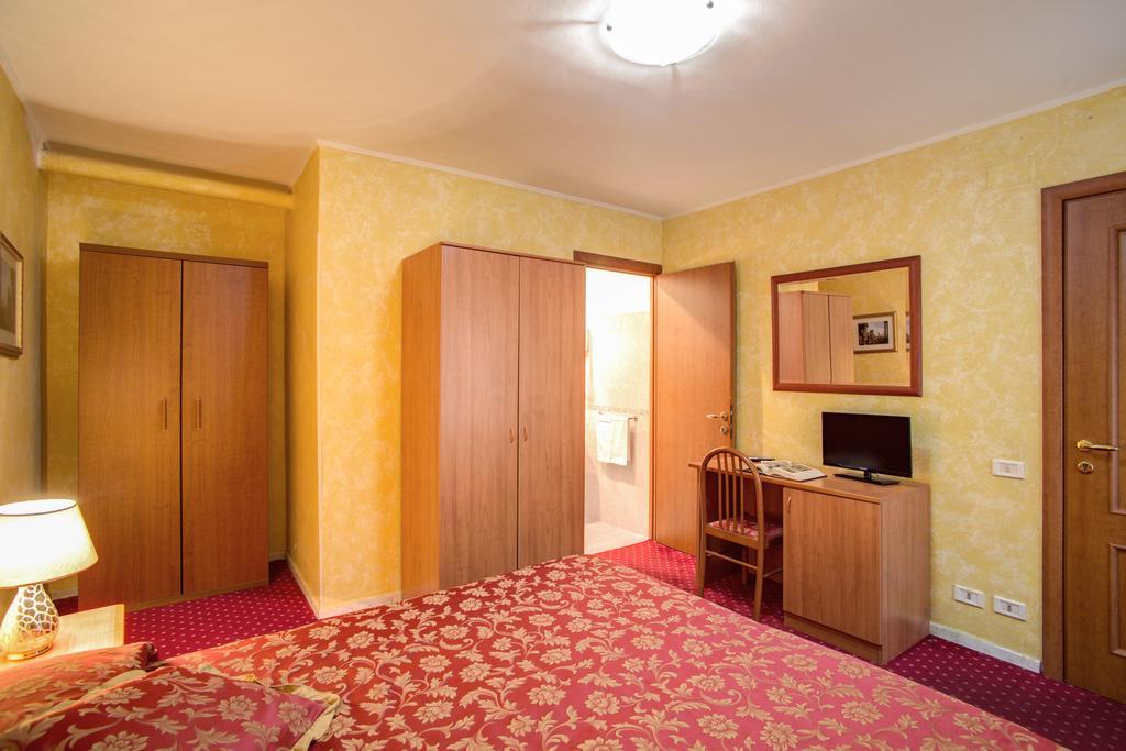 Monti Guest House - Affittacamere Rzym Pokój zdjęcie